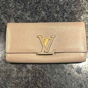 Pre Loved Louis Vuitton Capucines Wallet in Pebble Taurillon Leather